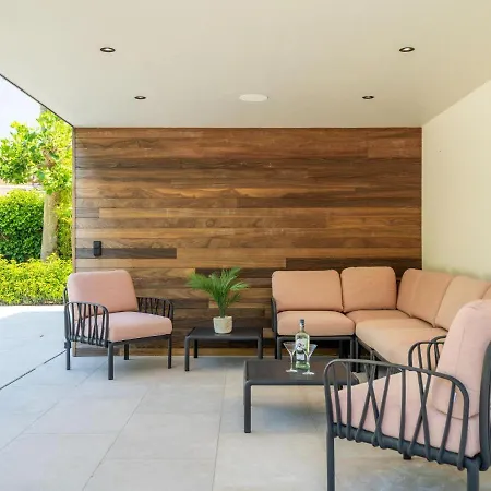 בית נופש Luxury In With Wellness קורטרייק